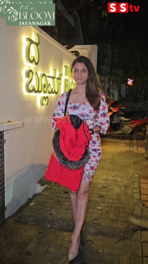 Shweta arrives at The Bloom Cafe