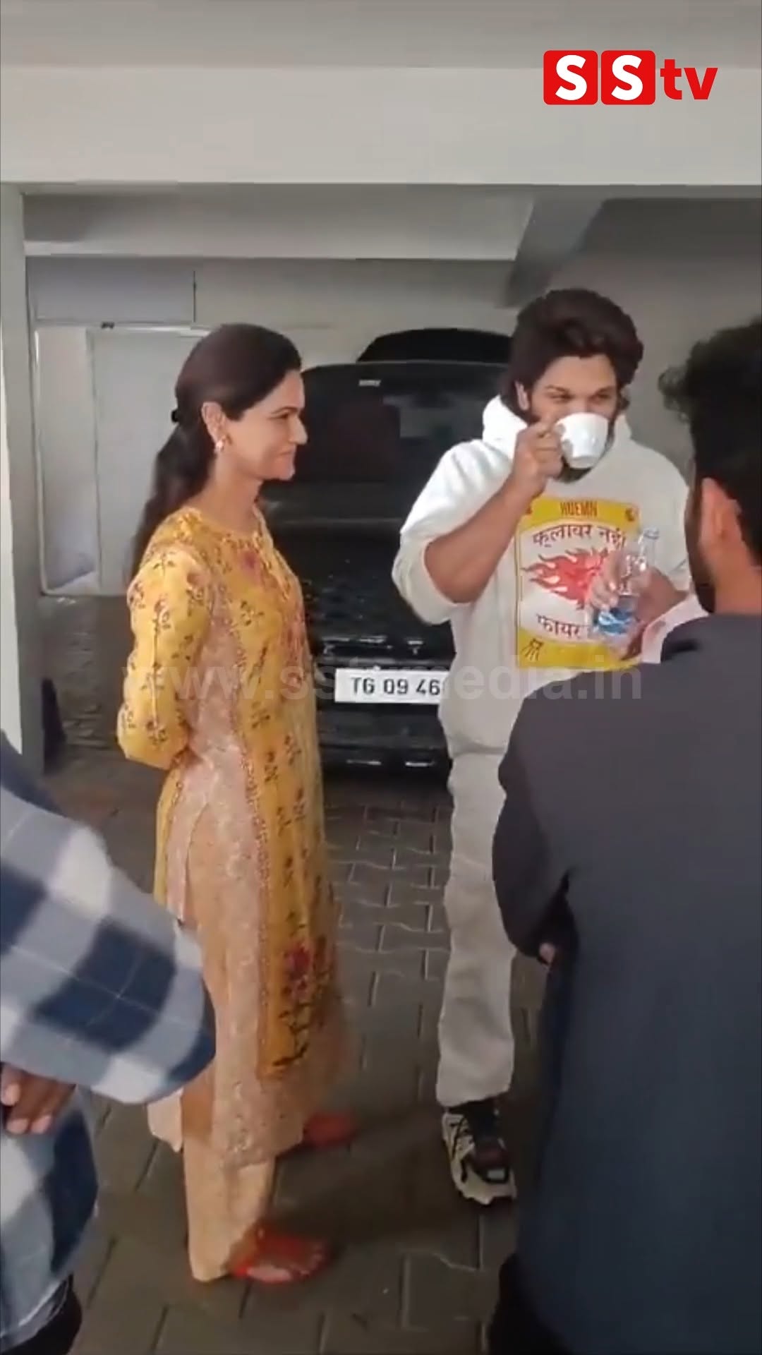 Policeman with Allu Arjun