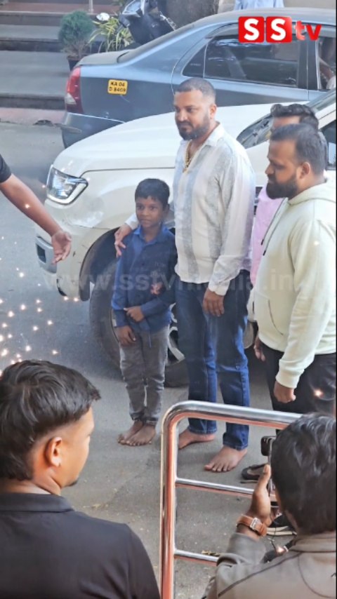 Varthur Santosh came to Cravings Cake Shop