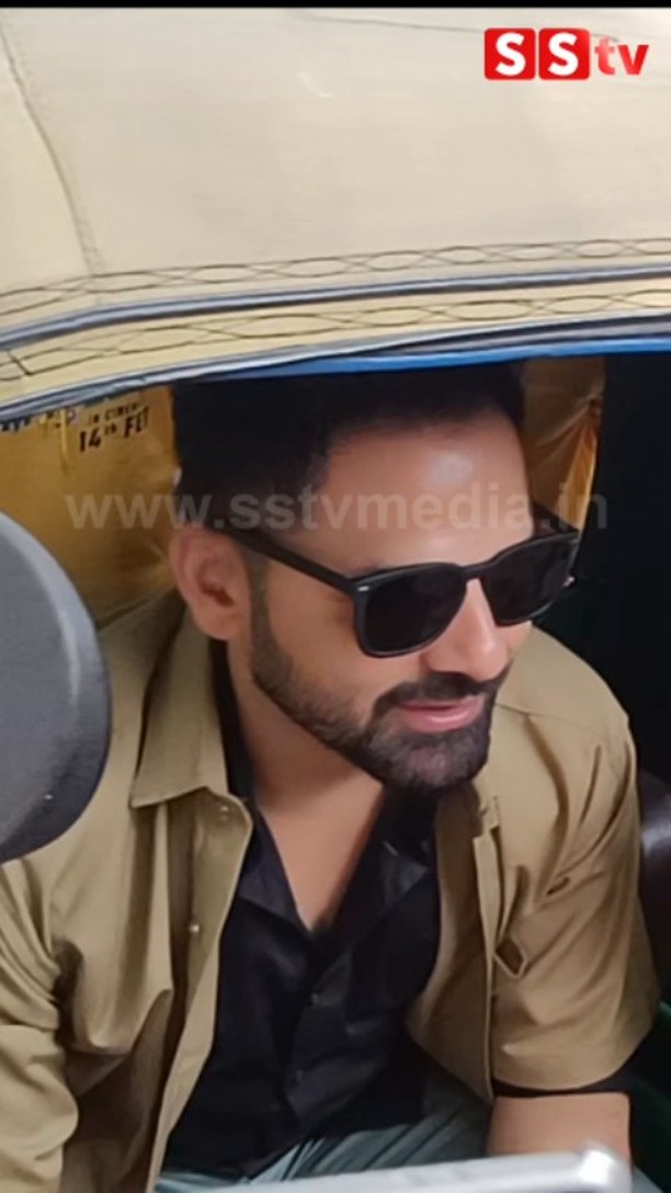 Raju drives an auto in an Movie promotion, a Raju James Bond hero