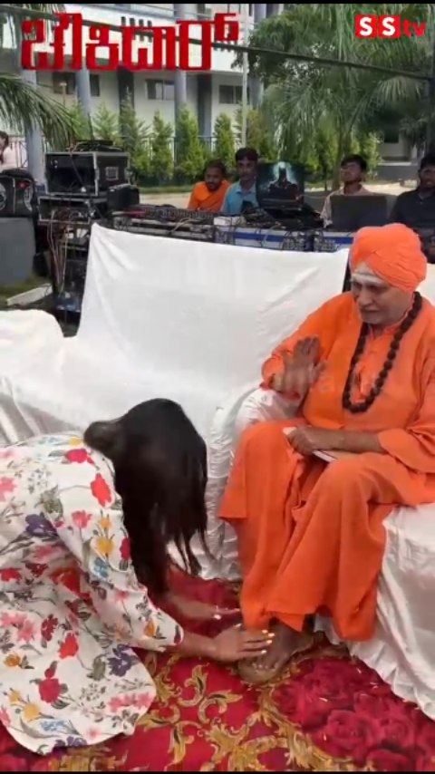Dhanya Ram bows to Guruji's feet during Chowkidar movie promotion
