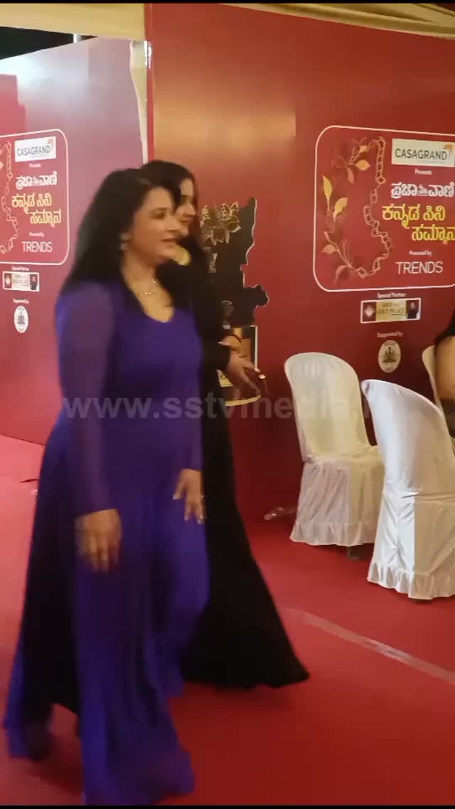 Actress Pooja Gandhi receives Prajavani Cine Sammana Award