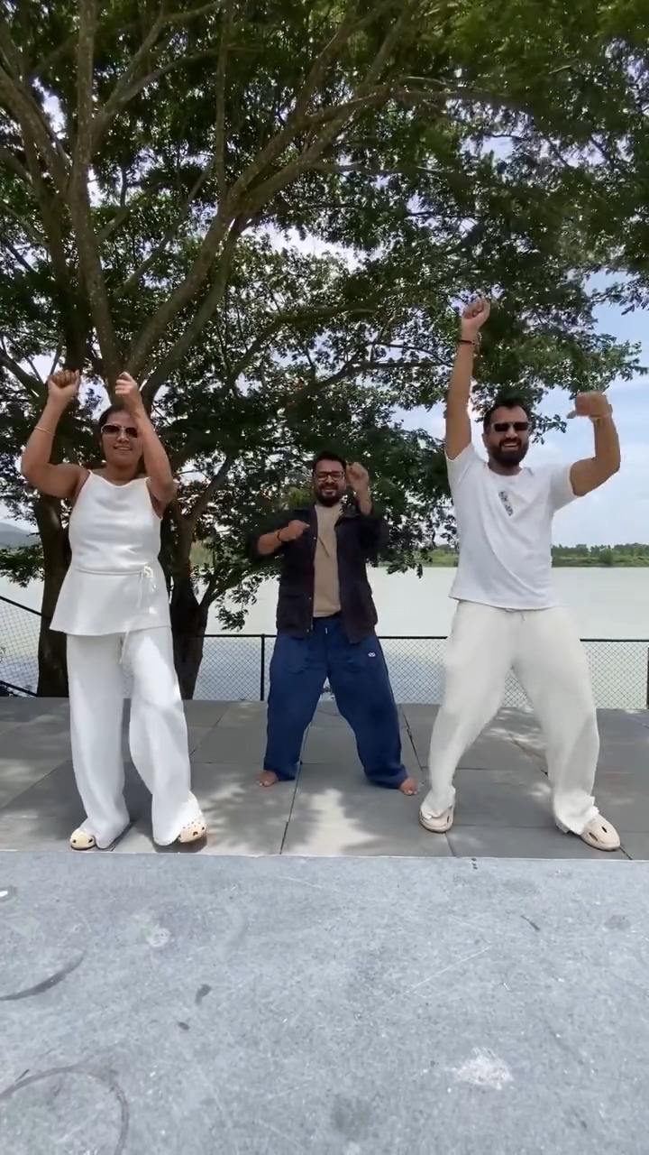 Vijay Raghavendra danced to the song Ekka with friends